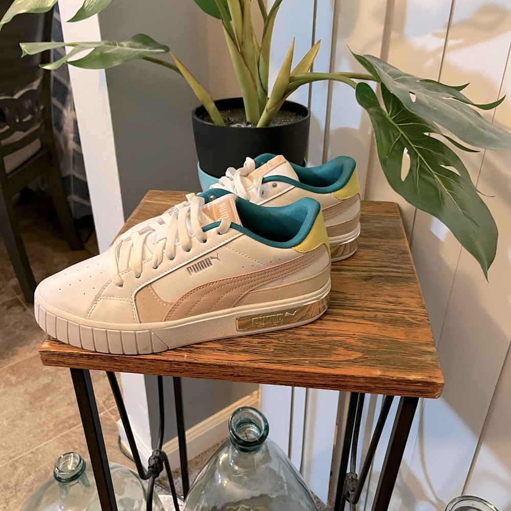 PUMA Women’s size 9 multicolored tennis shoe